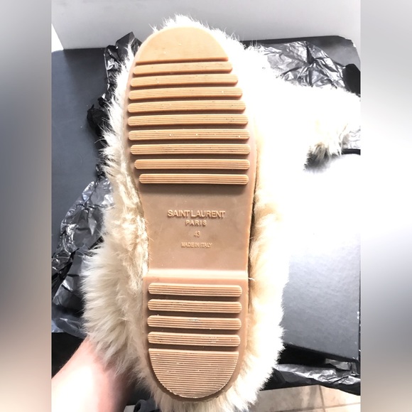 Yves Saint Laurent Beige fur boots. - Picture 9 of 10